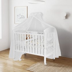 سرير أطفال خشبي بناموسية مع تخزين عملي أبيض