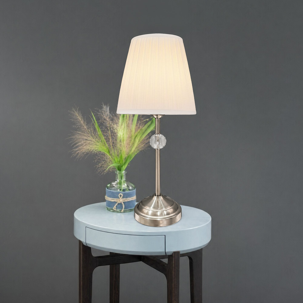 أباجورة طاولة معدنية تصميم أنيق - فضي