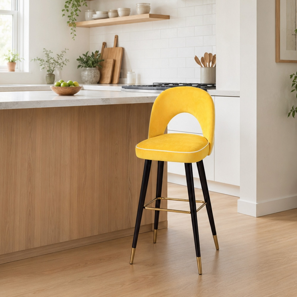 كرسي بار من قماش بأرجل معدنية أصفر