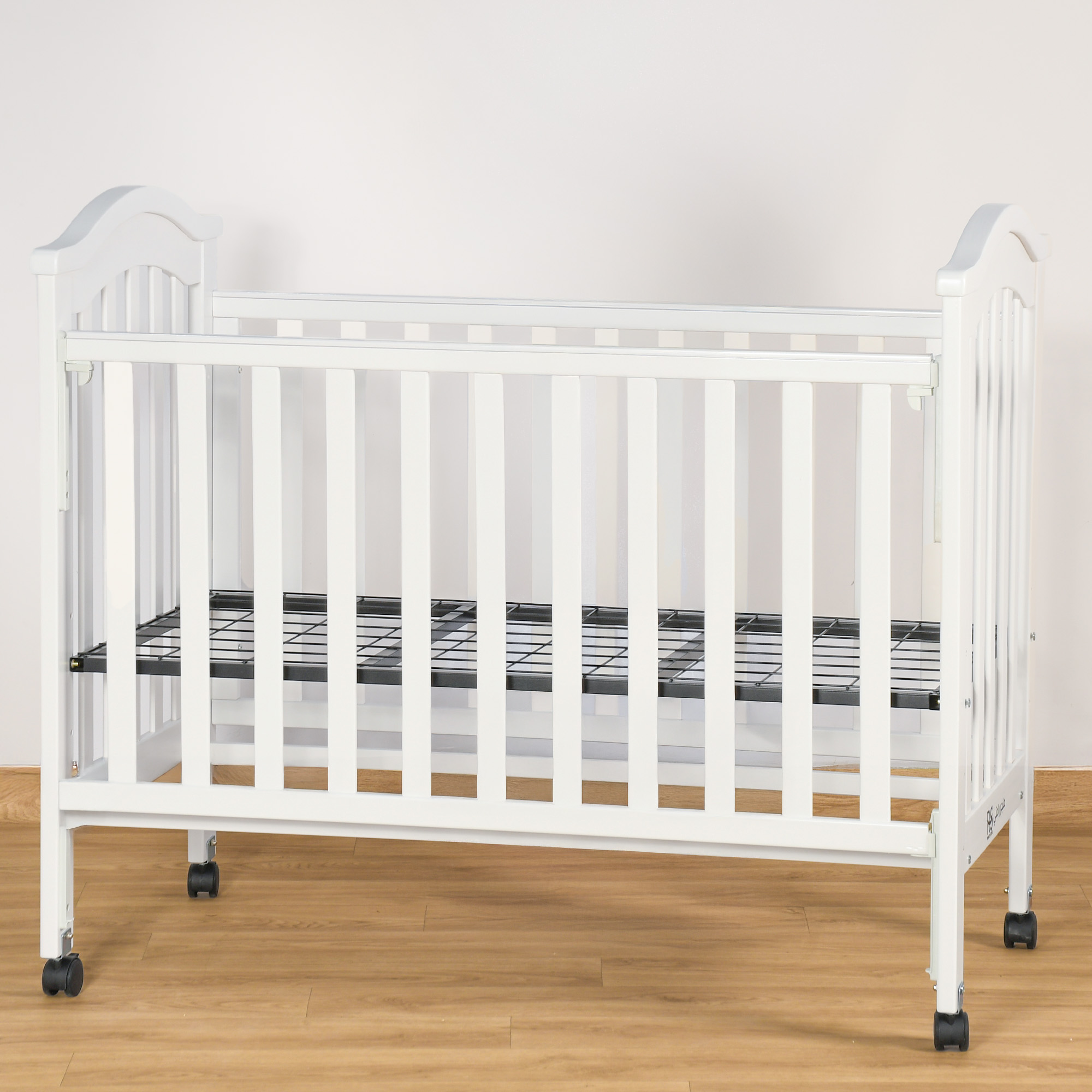 سرير أطفال بناموسية من الخشب والمعدن