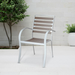 كرسي مفرد من البلاستيك والمعدن