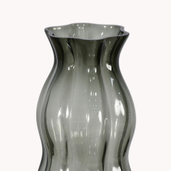 فازة ورد شفافة تصميم عصري رمادي