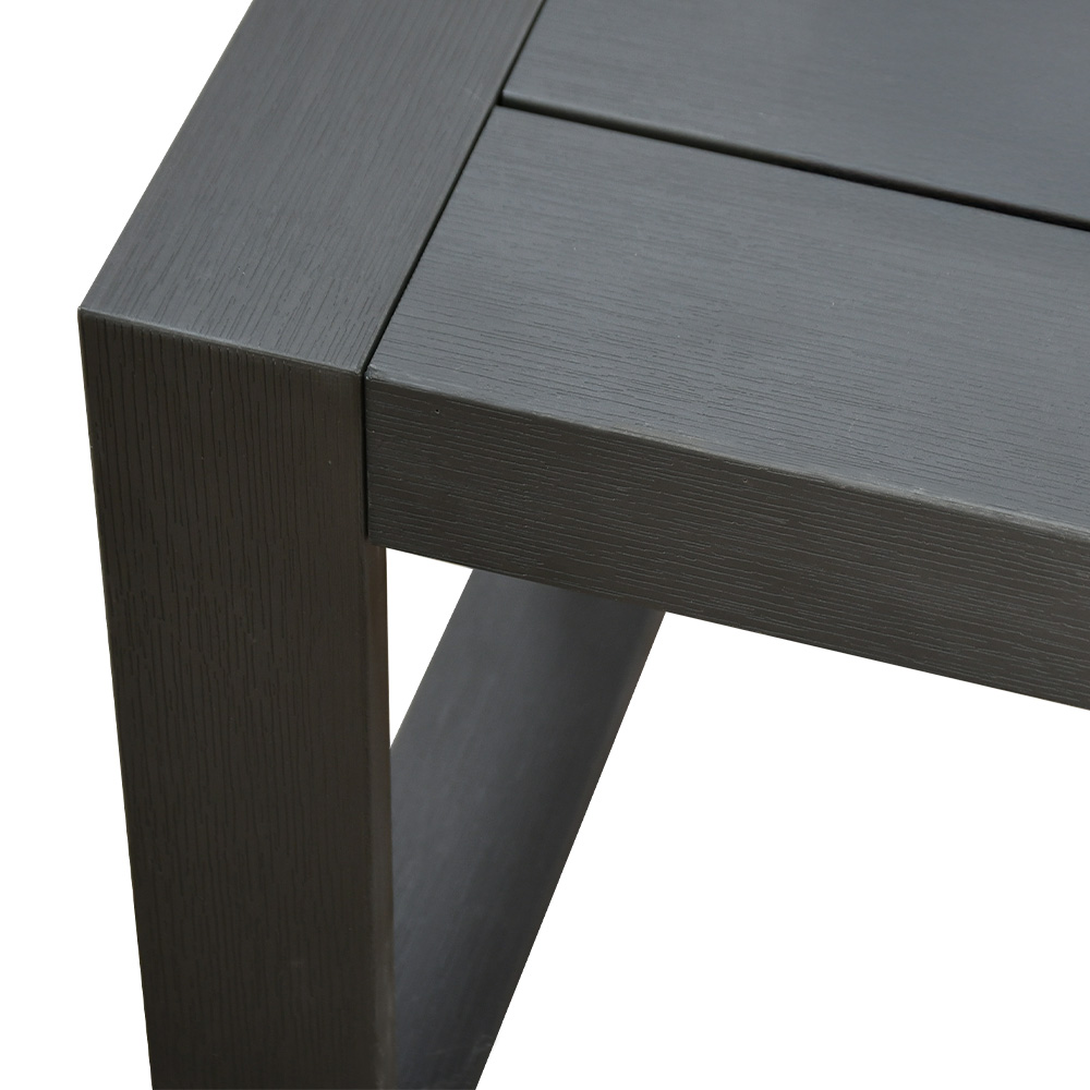 جلسة خارجية مع طاولة