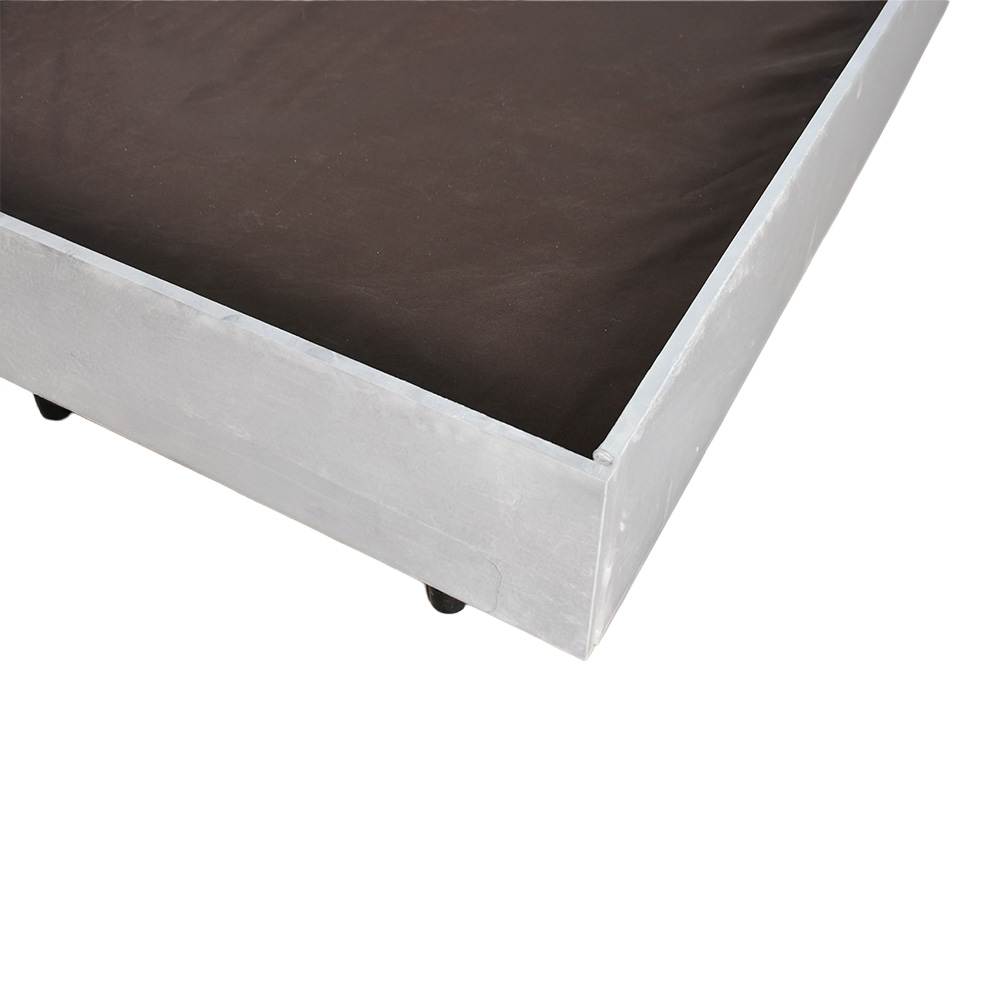 سرير خشبي بتنجيد مخملي