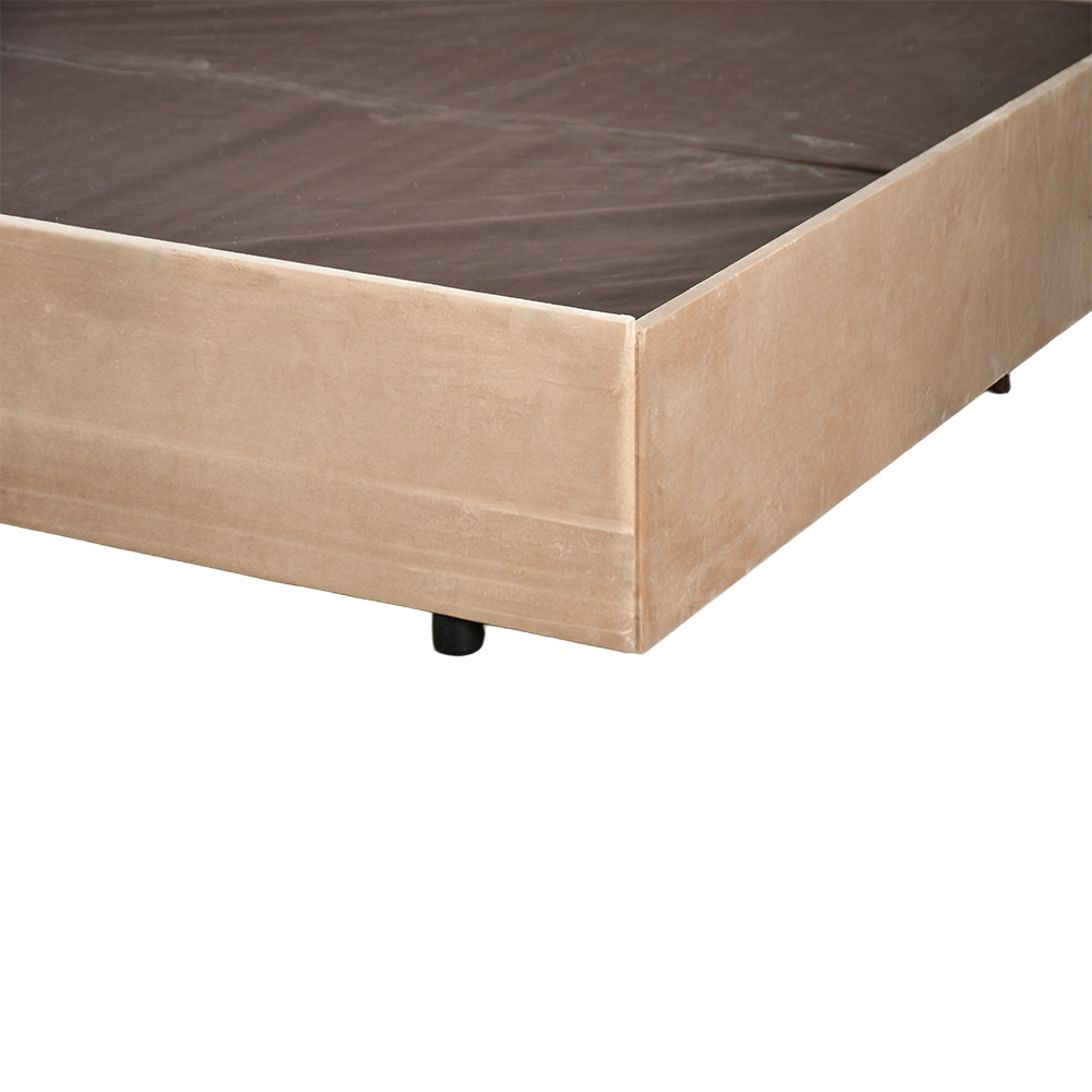 سرير خشبي بتنجيد مخملي