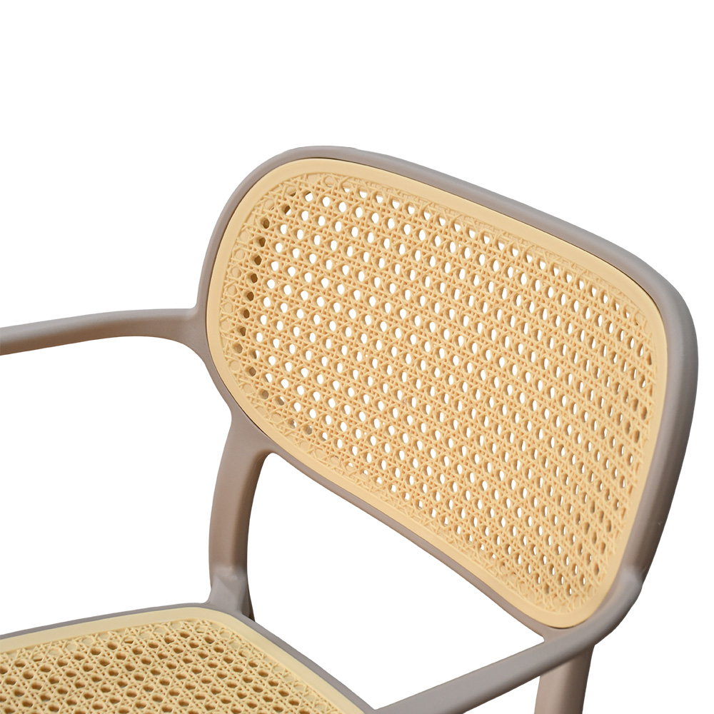 تفاصيل خامة البلاستيك راتان المقاومة للعوامل الجوية في كرسي بيج أنيق