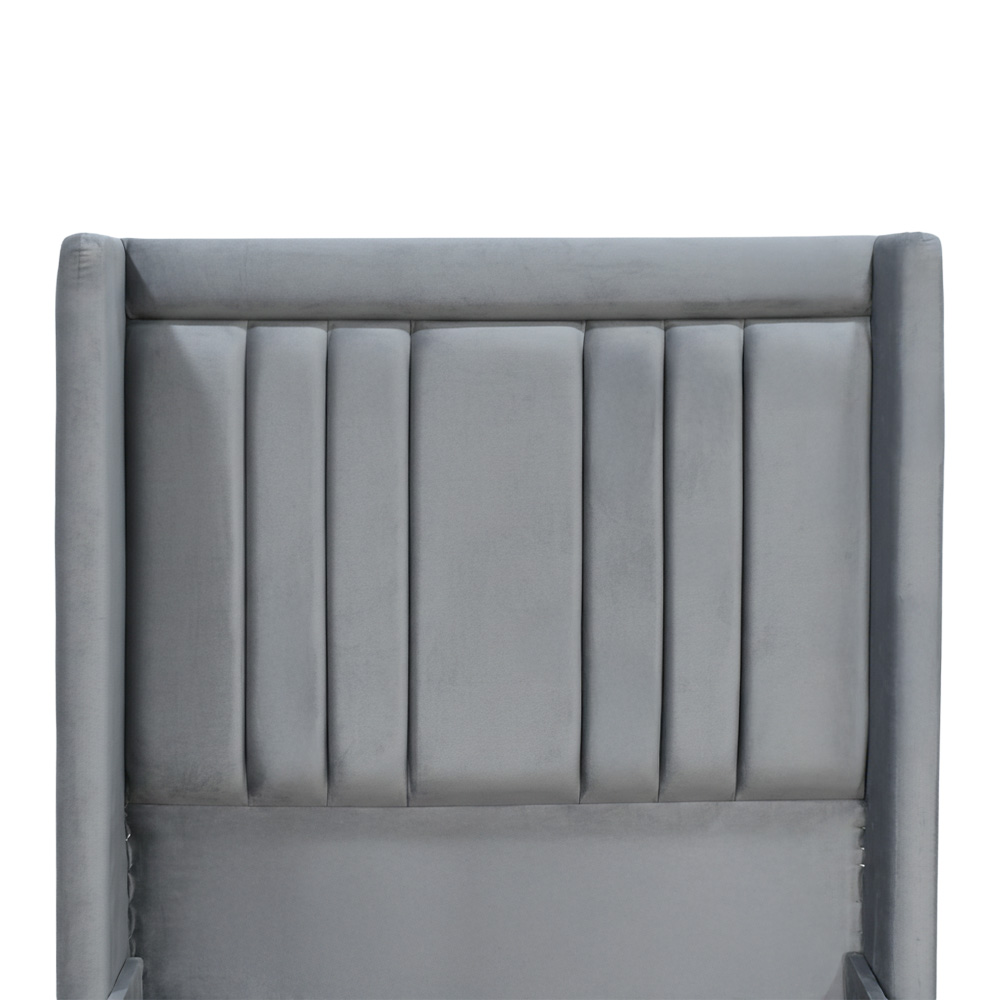 سرير خشبي بتنجيد مخملي