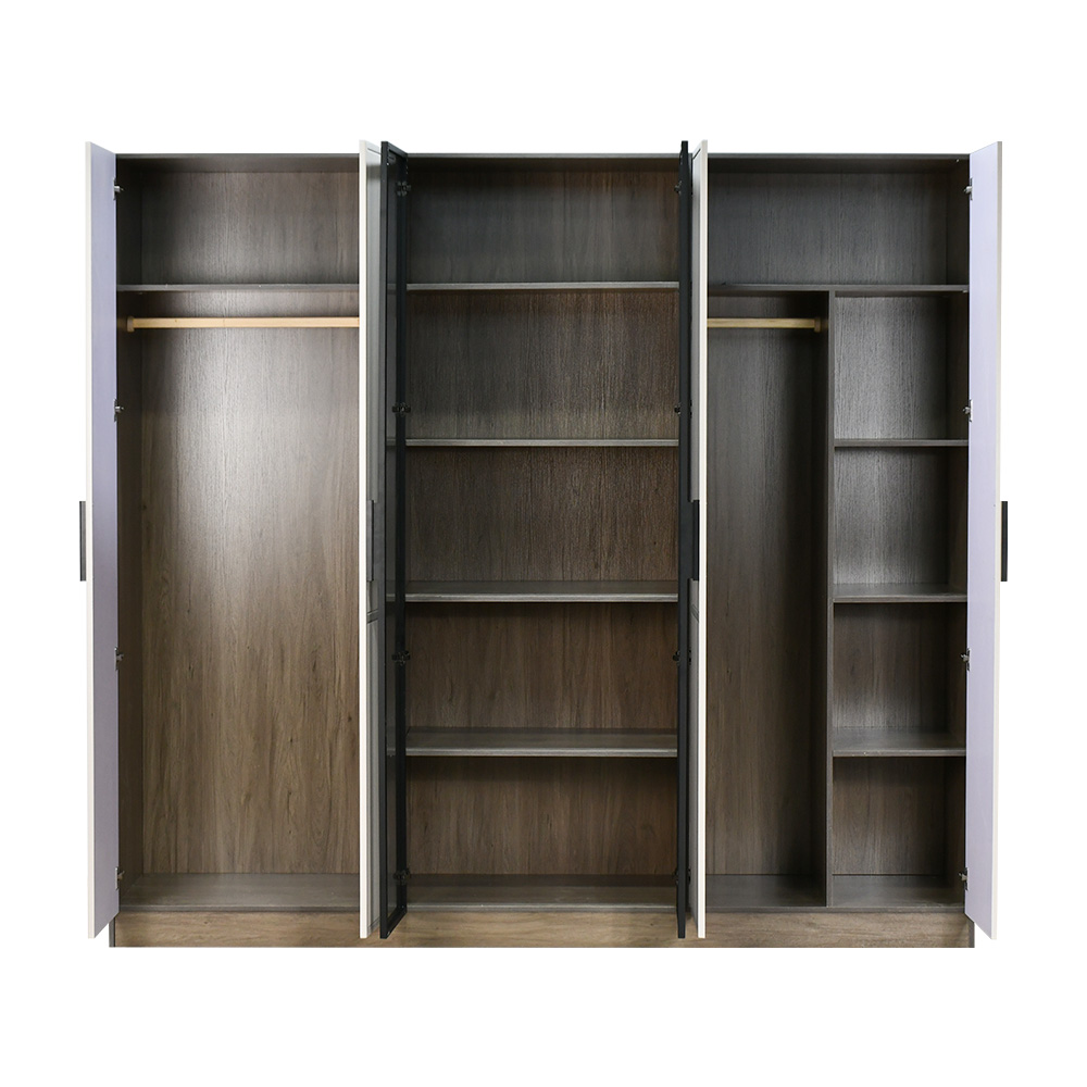 داخل دولاب ملابس