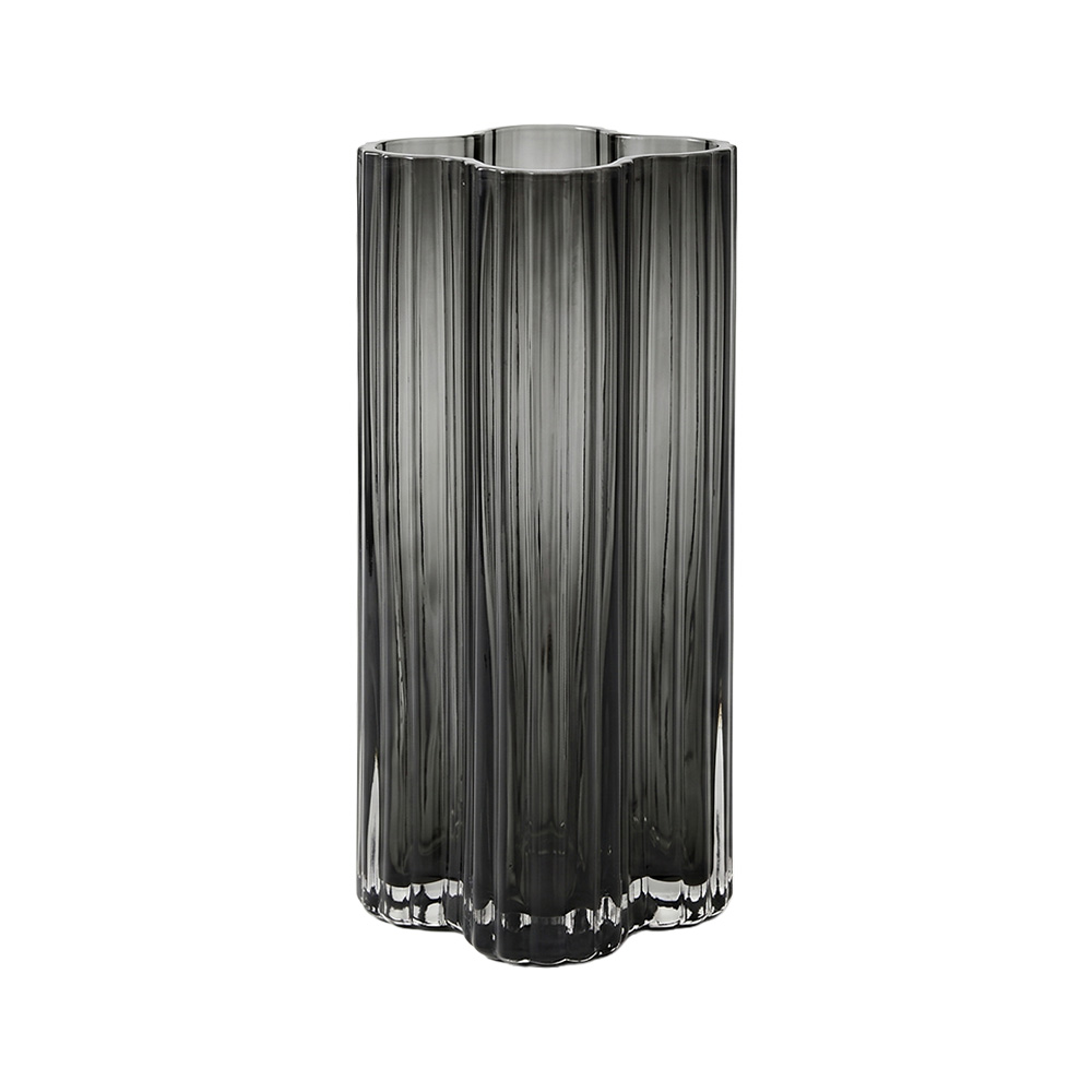 فازة ورد بتصميم عصري أسود