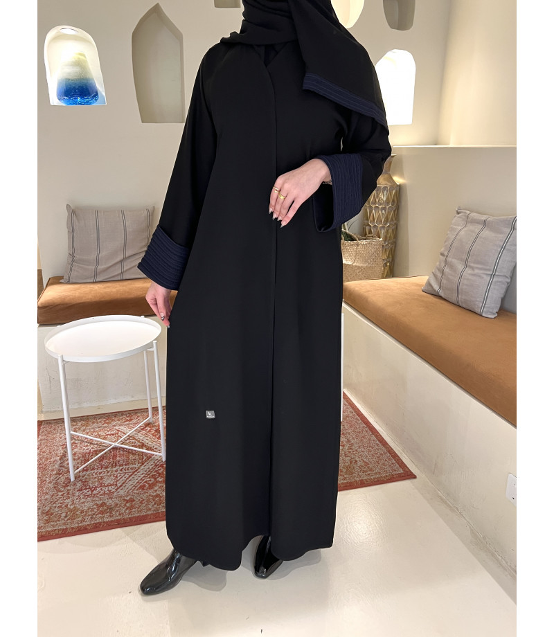عباية سادة بقصة ربع كلوش وكم قلاب باللون الكحلي