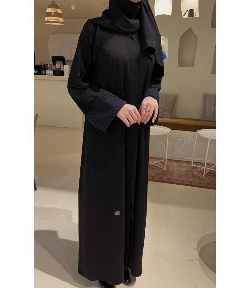 عباية سادة بقصة ربع كلوش وكم قلاب باللون الكحلي