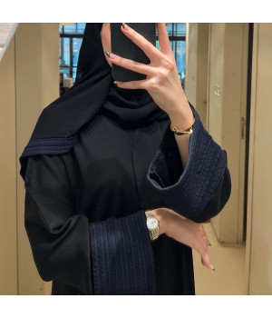 عباية سادة بقصة ربع كلوش وكم قلاب باللون الكحلي