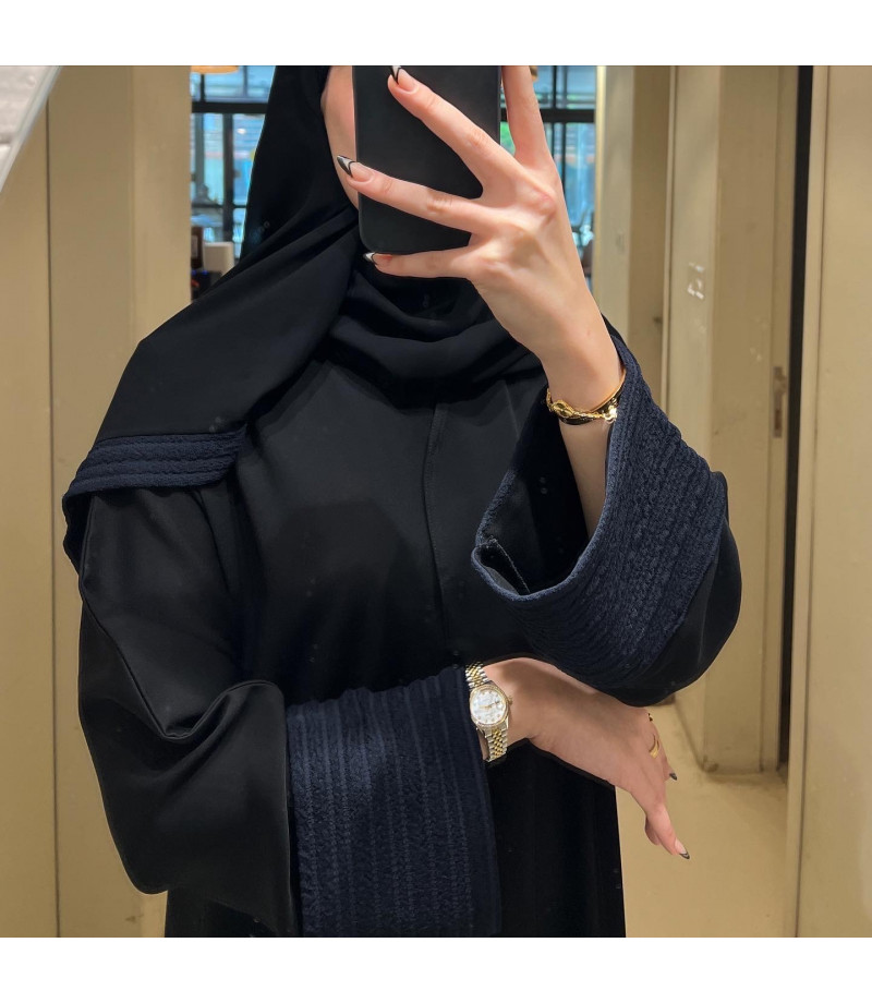 عباية سادة بقصة ربع كلوش وكم قلاب باللون الكحلي
