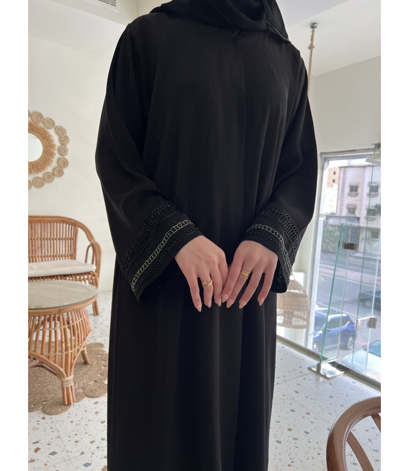 عباية 00123  عباية نص كلوش بأكمام مطرزة بالخرز واللول