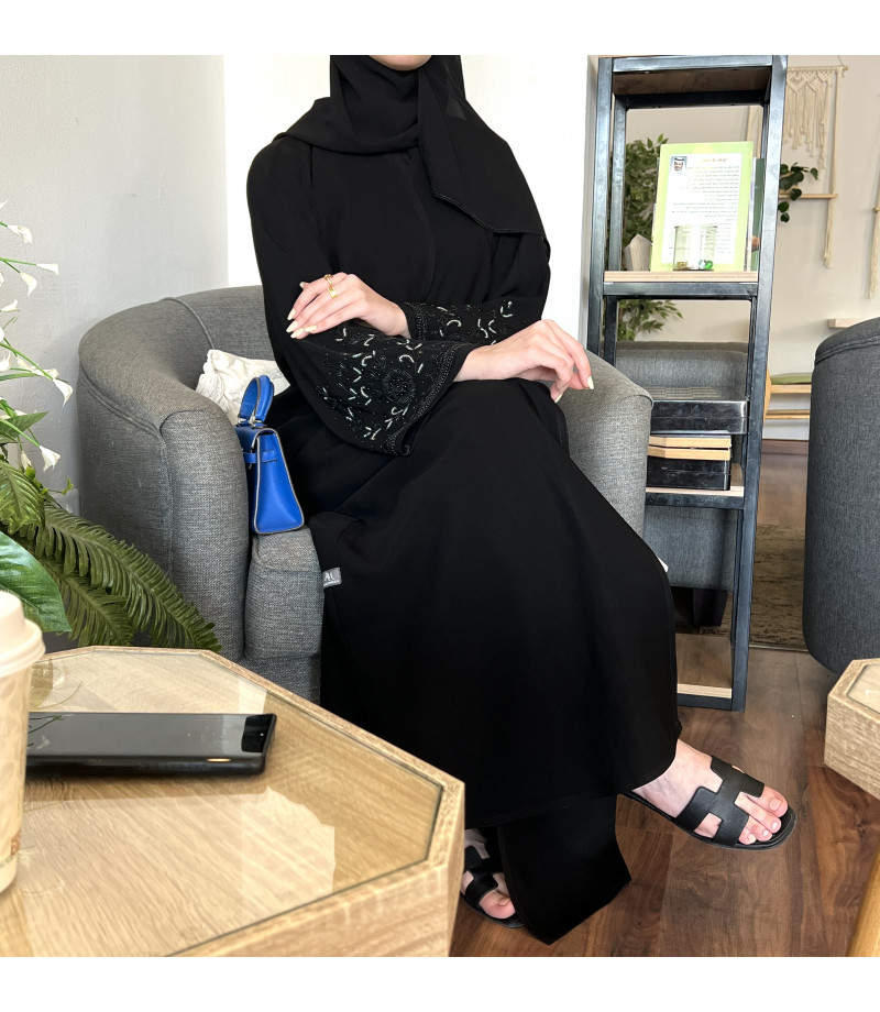 عباية 00166 أنيقة بكم تطريز يدوي باللول والخرز الياباني عباية 00166 أنيقة بكم تطريز يدوي باللول والخرز الياباني