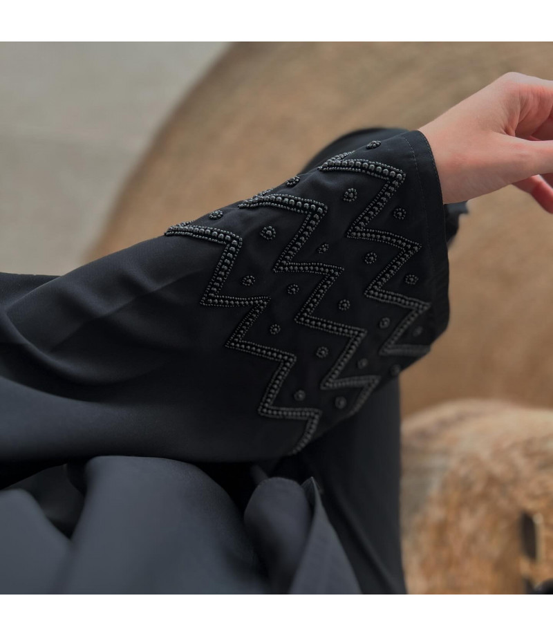 عباية 00242 أنيقة بأكمام مطرزة باللول الأسود 