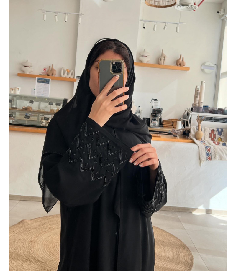 عباية 00242 أنيقة بأكمام مطرزة باللول الأسود 