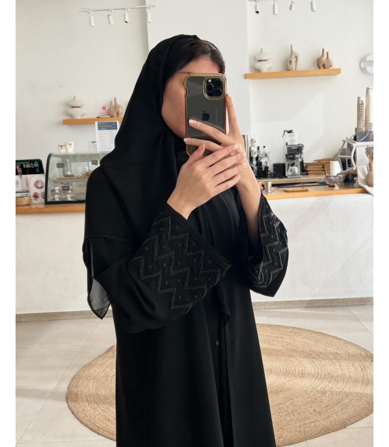 عباية 00242 أنيقة بأكمام مطرزة باللول الأسود 