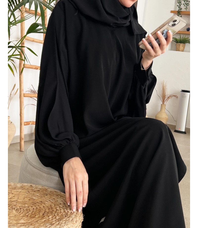 عباية 00243 عمليه بكم كبك بخامة الكريب سواد فاحم