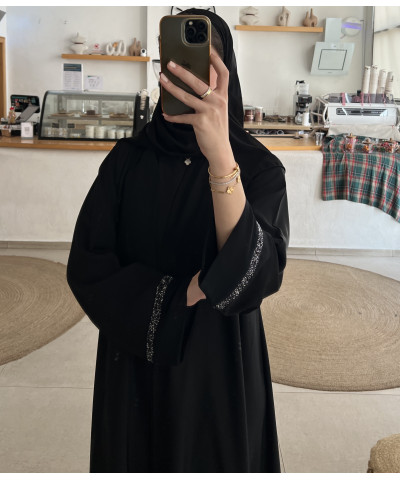 عباية 00312 ناعمة مع شك وتطريز على الأكمام والشيلة