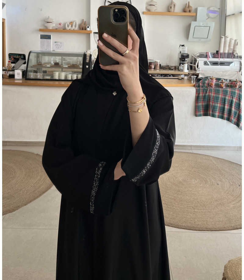 عباية 00312 ناعمة مع شك وتطريز على الأكمام والشيلة
