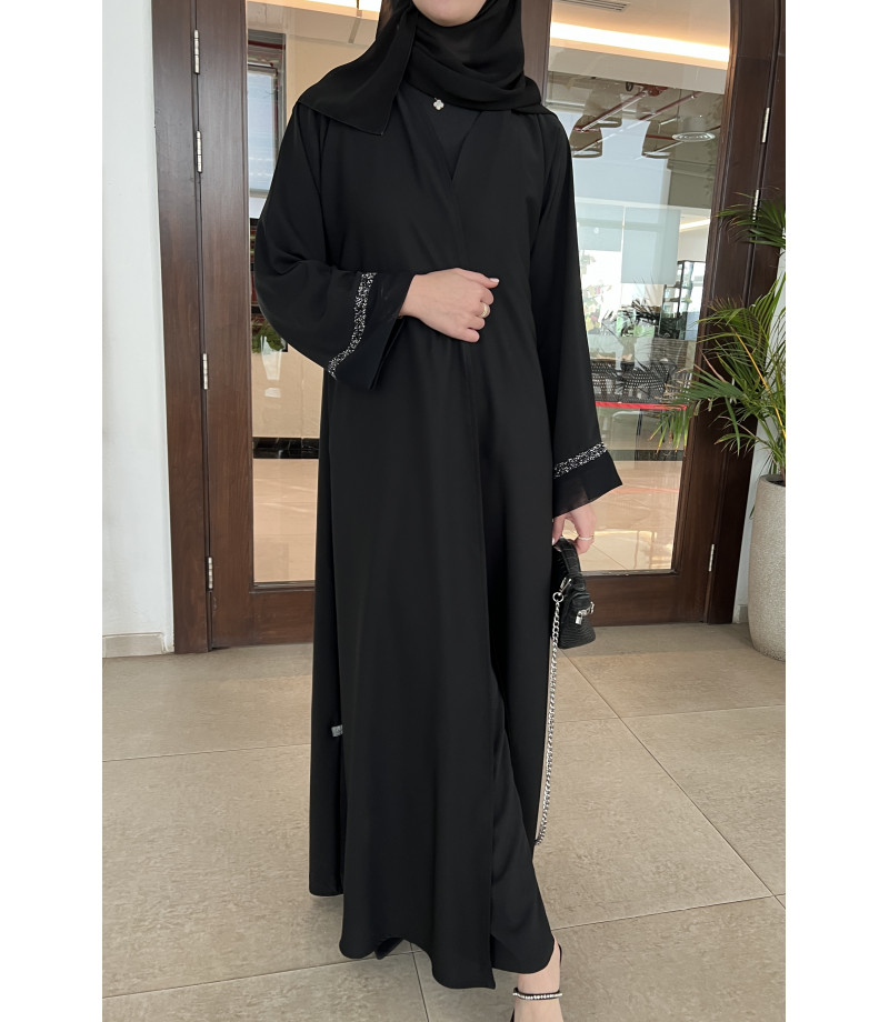 عباية 00312 ناعمة مع شك وتطريز على الأكمام والشيلة