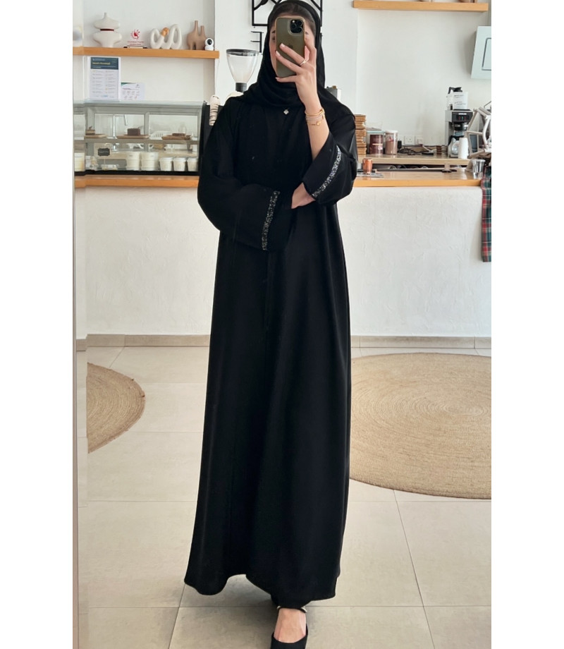 عباية 00312 ناعمة مع شك وتطريز على الأكمام والشيلة