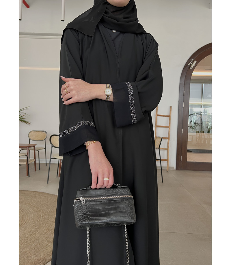 عباية 00312 ناعمة مع شك وتطريز على الأكمام والشيلة