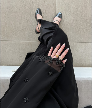 عباية 00325 راقية مع شك وتطريز على الأكمام والشيلة