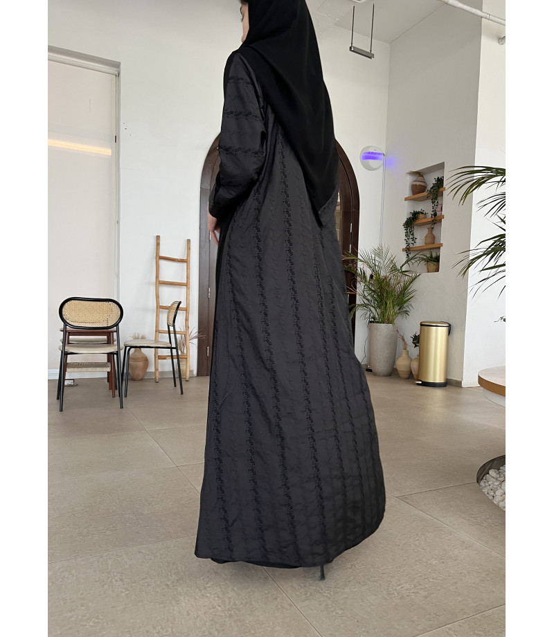 عباية 00340 راقية وأنيقة بخامة صيفية (تفتة مطرزة من الخلف ومن الأمام كريب على حرير صيفي)