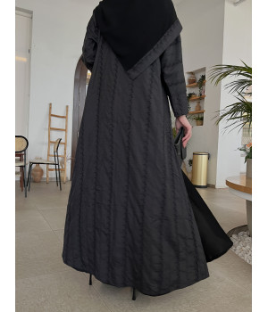 عباية 00340 راقية وأنيقة بخامة صيفية (تفتة مطرزة من الخلف ومن الأمام كريب على حرير صيفي)