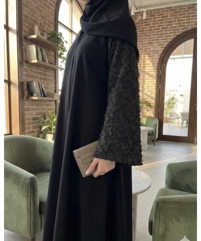 عباية 00414 بقصة كلاسيك بخامة الكريب سواد فاحم