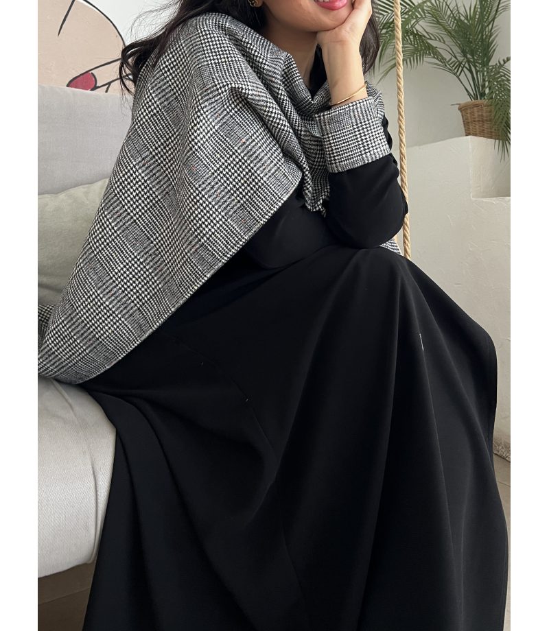 عباية 00417 ذو طابع شتوي بخامة كريب سواد فاحم