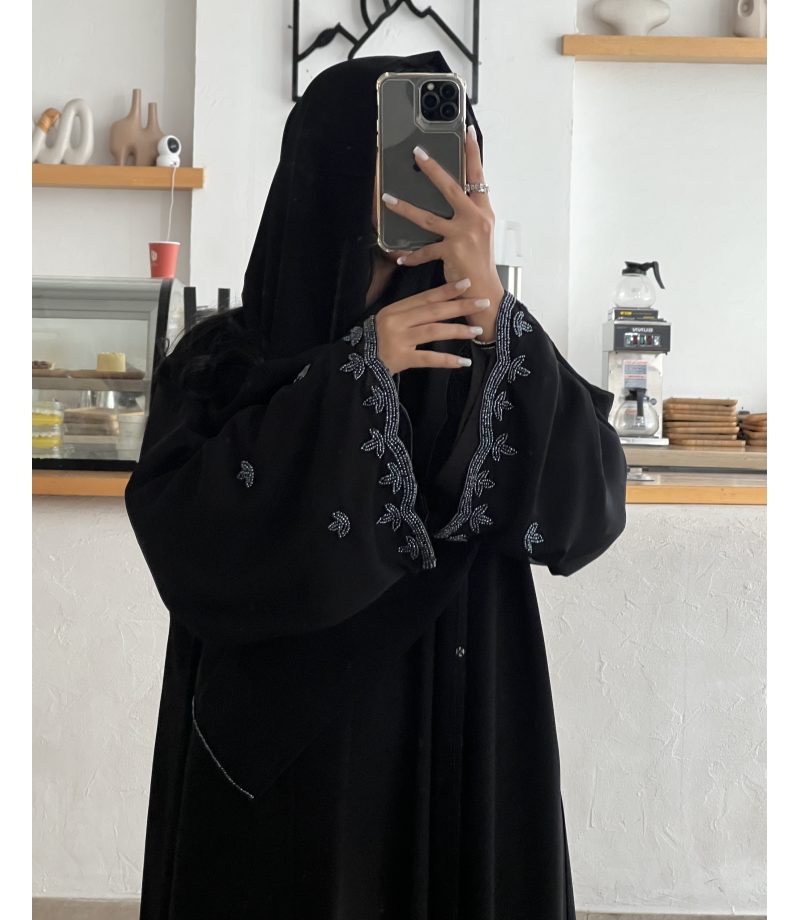 عباية 00420 راقية مع شك وتطريز يدوي على الأكمام والشيلة