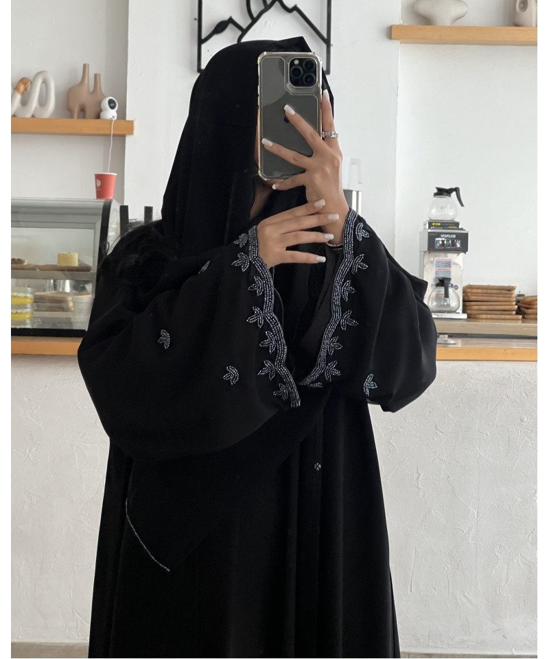 عباية 00420 راقية مع شك وتطريز يدوي على الأكمام والشيلة