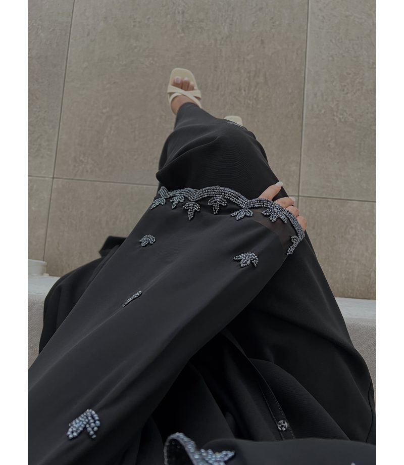 عباية 00420 راقية مع شك وتطريز يدوي على الأكمام والشيلة