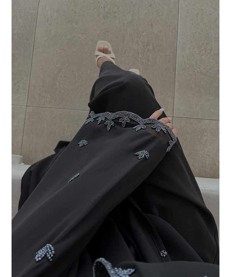 عباية 00420 راقية مع شك وتطريز يدوي على الأكمام والشيلة