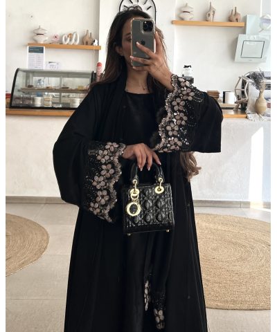 عباية 00429 راقية مع شك وتطريز على الأكمام والشيلة