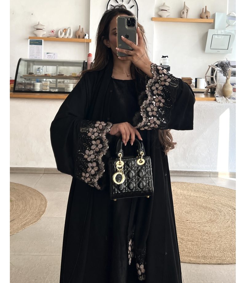 عباية 00429 راقية مع شك وتطريز على الأكمام والشيلة
