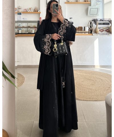 عباية 00429 راقية مع شك وتطريز على الأكمام والشيلة