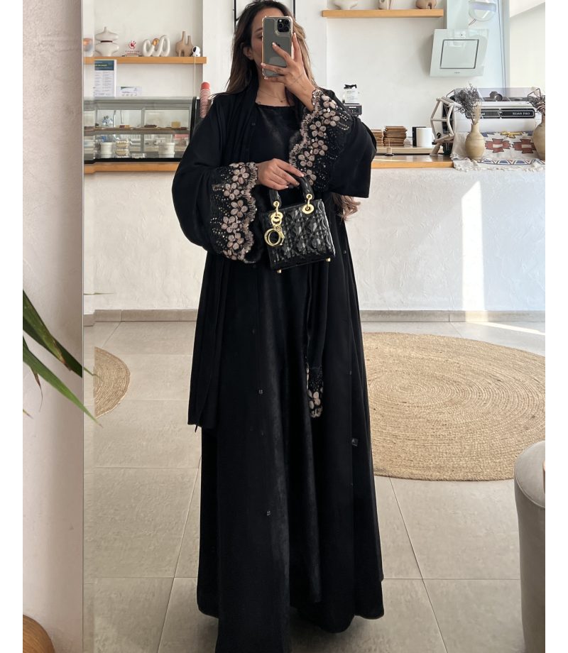 عباية 00429 راقية مع شك وتطريز على الأكمام والشيلة