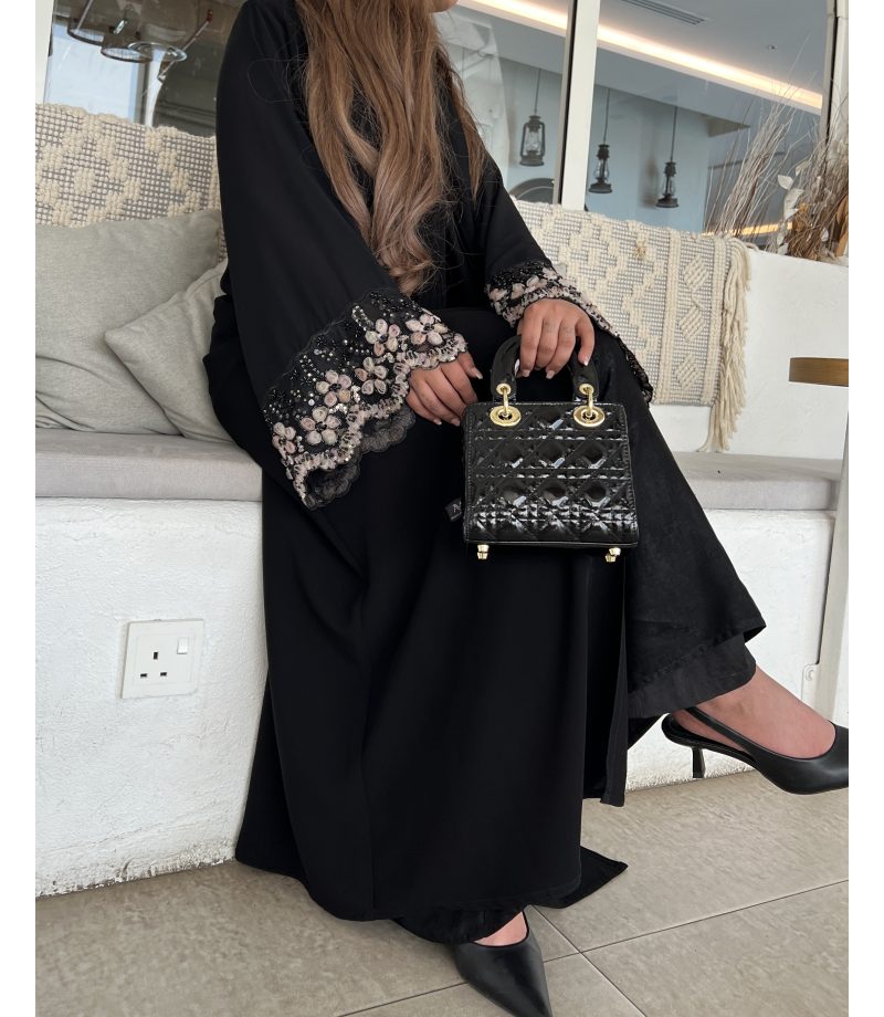 عباية 00429 راقية مع شك وتطريز على الأكمام والشيلة