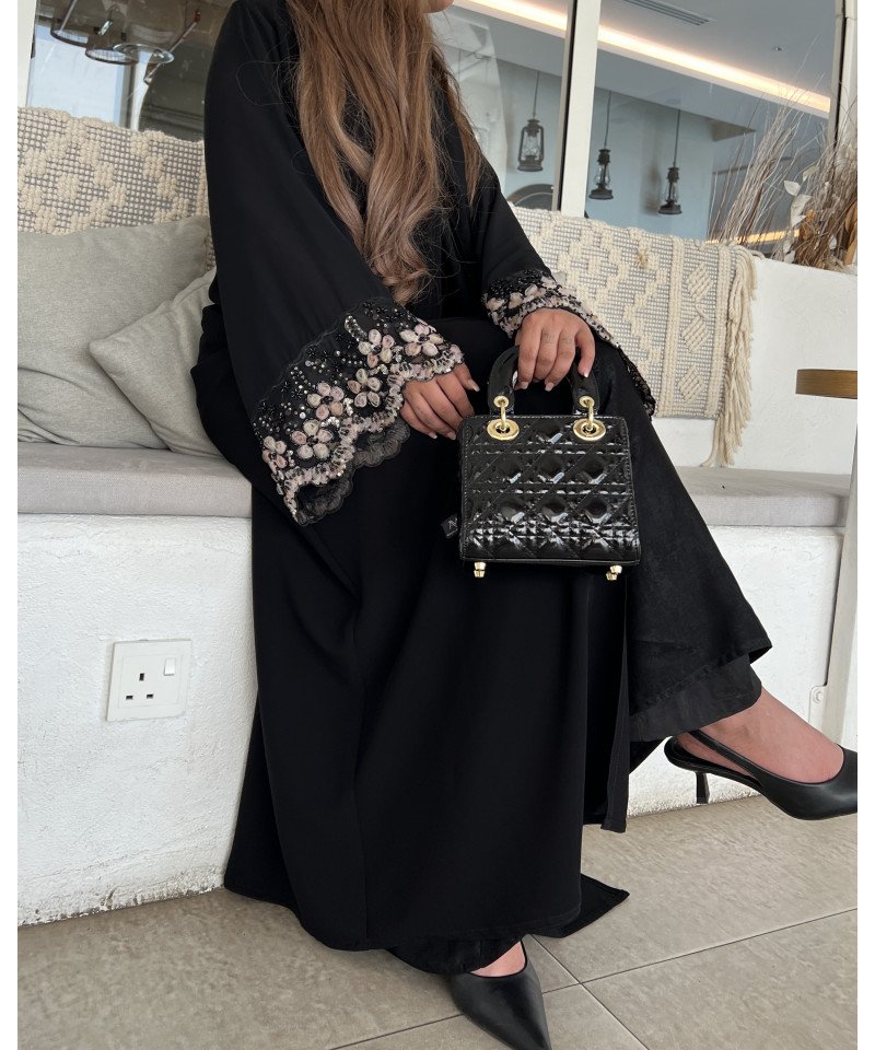 عباية 00429 راقية مع شك وتطريز على الأكمام والشيلة