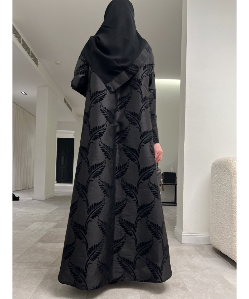 عباية 00445 عملية بخامة كريب وتفته مشجرة بالأسود عباية 00445 عملية بخامة كريب وتفته مشجرة بالأسود