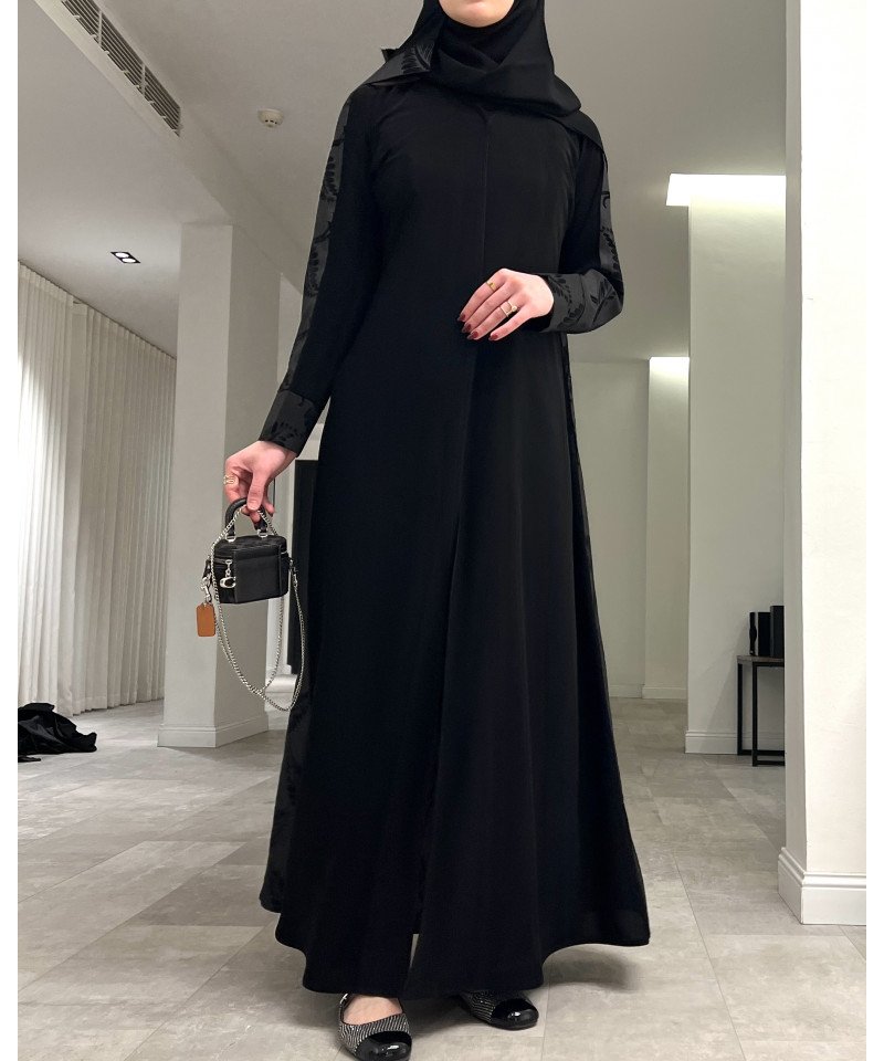 عباية 00445 عملية بخامة كريب وتفته مشجرة بالأسود عباية 00445 عملية بخامة كريب وتفته مشجرة بالأسود