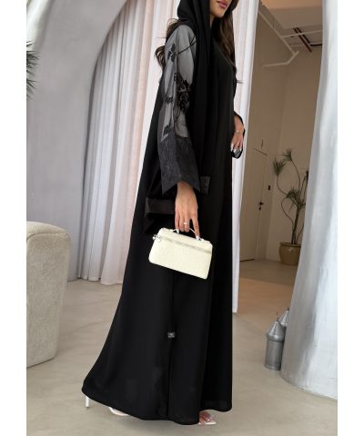 عباية 00477 صيفية باللون الأسود بأكمام مطرزة بالأسود 