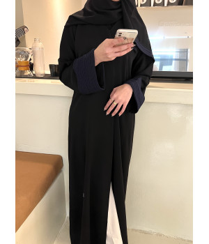 عباية سادة بقصة ربع كلوش وكم قلاب باللون الكحلي