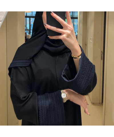 عباية سادة بقصة ربع كلوش وكم قلاب باللون الكحلي