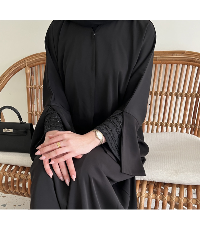 عباية 00124 عباية سادة بأكمام مطرزة بالخرز الأسود