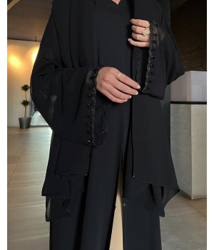 عباية 00199 بقماش كريب على حرير مع أكمام مطرزة بالخرز الأسود 